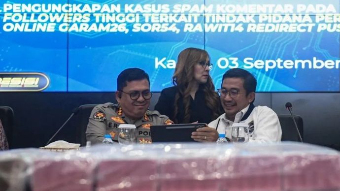 Direktur Tindak Pidana Siber (Dirtipidsiber) Bareskrim Polri Brigjen Pol Adex Yudiswan (kanan) berbincang dengan Kepala Bagian Penerangan Umum (Kabag Penum) Divisi Humas Polri Kombes Pol. Erdi A. Chaniago (kiri) saat pengungkapan kasus kejahatan sibe