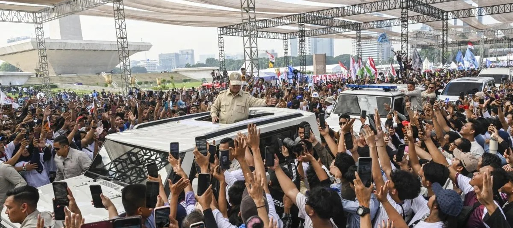 Presiden Prabowo Subianto (tengah) tiba di kawasan Monumen Nasional (Monas) untuk mengikuti peringatan Hari Buruh Internasional atau May Day 2026 di Jakarta, Jumat (1/5/2026). 