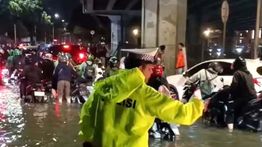 Banjir di Kolong Ring Road Picu Kemacetan Total di Depan Kantor Pemkot Jakbar