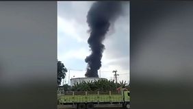 Kebakaran di Kilang Pertamina di Cilacap tersebut pun sempat membuat warga di sana heboh. Itu karena asap hitam pekat terlihat membumbung dari salah satu tangki.