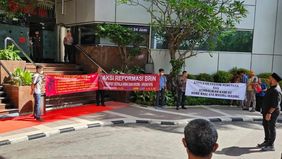 Sekitar 20 pegawai ASN BRIN melakukan aksi protes di halaman kantor BRIN, Jalan M.H. Thamrin, Jakarta, Selasa, 27 Mei 2025.