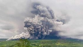 Balai Besar Taman Nasional Bromo Tengger Semeru (TNBTS) memutuskan menutup seluruh jalur pendakian Gunung Semeru setelah gunung tersebut mengalami erupsi pada Rabu, 19 November 2025. 