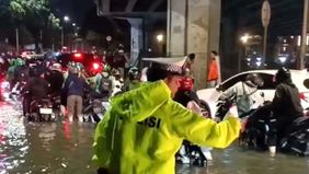 Arus lalu lintas di depan Kantor Pemerintah Kota Jakarta Barat lumpuh pada Jumat malam, 20 Februari 2026 akibat genangan air di kawasan lampu lalu lintas Ring Road, Kembangan.