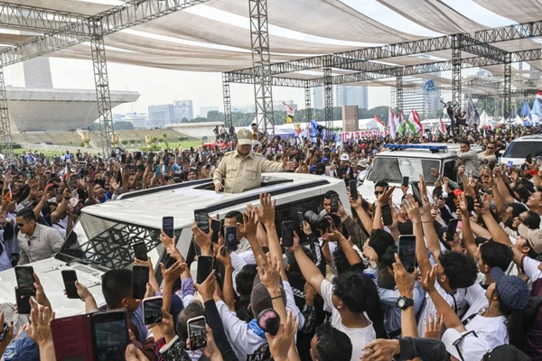 Presiden Prabowo Subianto (tengah) tiba di kawasan Monumen Nasional (Monas) untuk mengikuti peringatan Hari Buruh Internasional atau May Day 2026 di Jakarta, Jumat (1/5/2026). 
