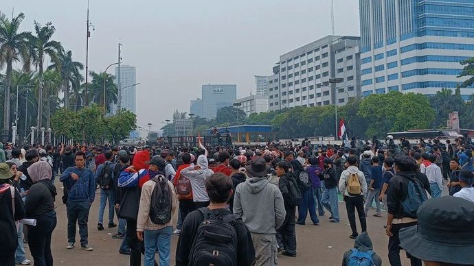 Petugas saat menghalau massa aksi demo yang berada di Gedung DPR/MPR Jakarta, Senin, 25 Agustus 2025.