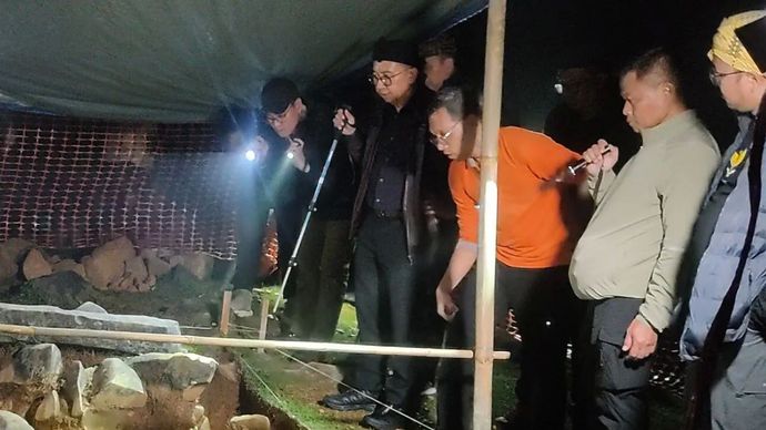 Menteri Kebudayaaan Fadli Zon saat melihat langsung penataan ulang Situs Meghalit Gunung Padang di Kecamatan Campaka, Kabupaten Cianjur, Jawa Barat, Rabu (8/10/2025). 