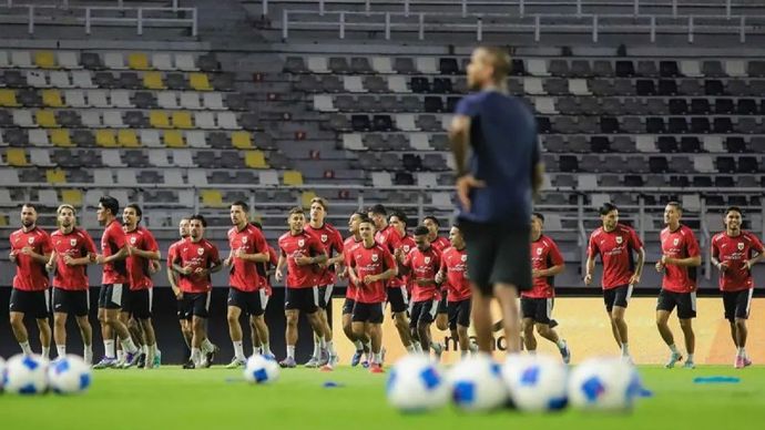 Arsip - Pesepak bola Timnas Indonesia mengikuti latihan resmi jelang pertandingan Fifa Matchday di Stadion Gelora Bung Tomo, Surabaya, Jawa Timur, Kamis (4/9/2025).