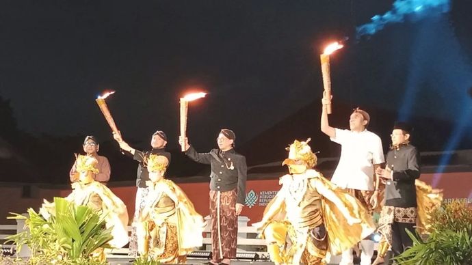 Menteri Kebudayaan Fadli Zon (tengah) bersama Wakil Menteri Kebudayaan Giring Ganesha (kiri) dan Sekretaris Jenderal Kementerian Kebudayaan Bambang Wibawarta (kanan) menyalakan Obor Budaya Abadi sebagai tanda dimulainya rangkaian peringatan perdana Hari Kebudayaan Indonesia di Benteng Vredeburg, Kota Yogyakarta, Kamis (16/10/2025) malam.
