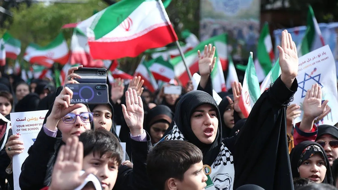 Sejumlah perempuan dan anak-anak ikut serta dalam acara peringatan mengenang siswa-siswa sekolah dasar yang tewas dalam serangan rudal di Iran selatan, di Teheran, Iran, Selasa (7/4/2026). ANTARA/Xinhua/Shadati/aa.