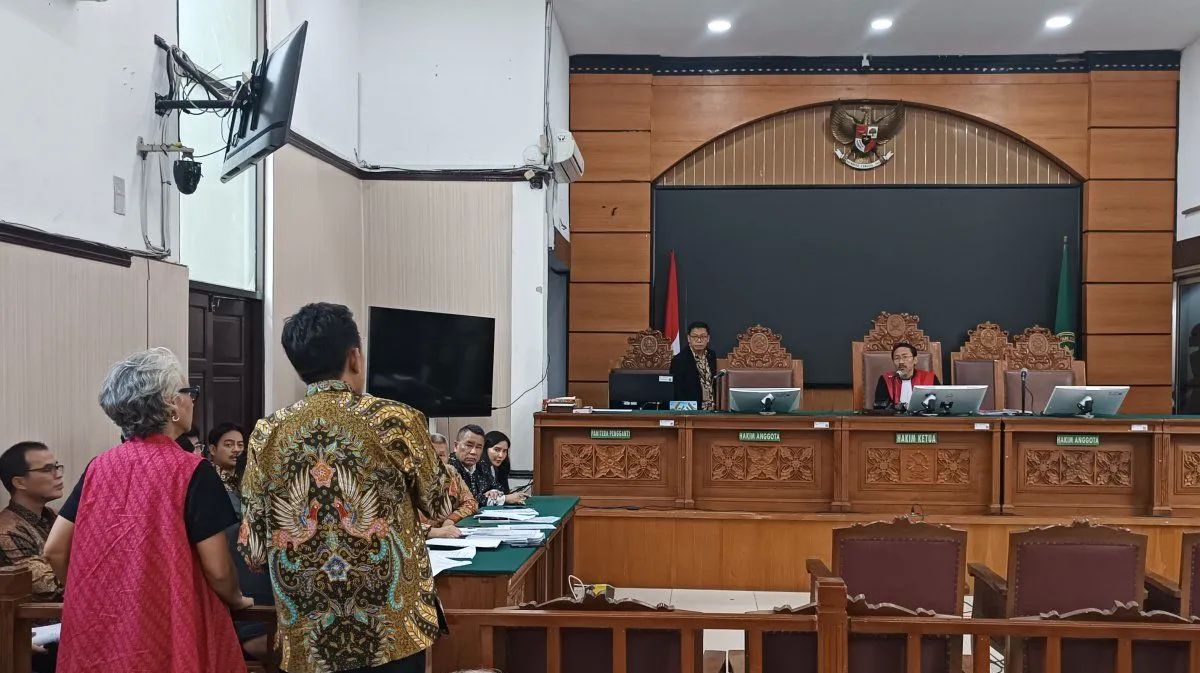 Perwakilan pegiat antikorupsi saat mengajukan amicus curiae pada sidang praperadilan Nadiem Makarim di PN Jakarta Selatan, Jumat, 3 Oktober 2025. <b>(ANTARA)</b>