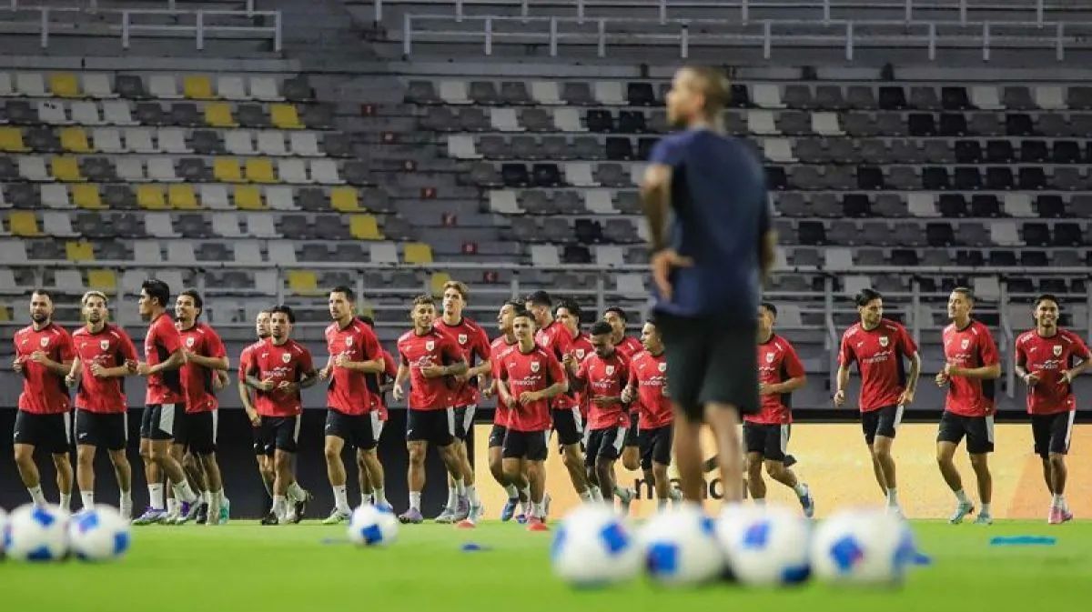Arsip - Pesepak bola Timnas Indonesia mengikuti latihan resmi jelang pertandingan Fifa Matchday di Stadion Gelora Bung Tomo, Surabaya, Jawa Timur, Kamis (4/9/2025). <b>(ANTARA)</b>
