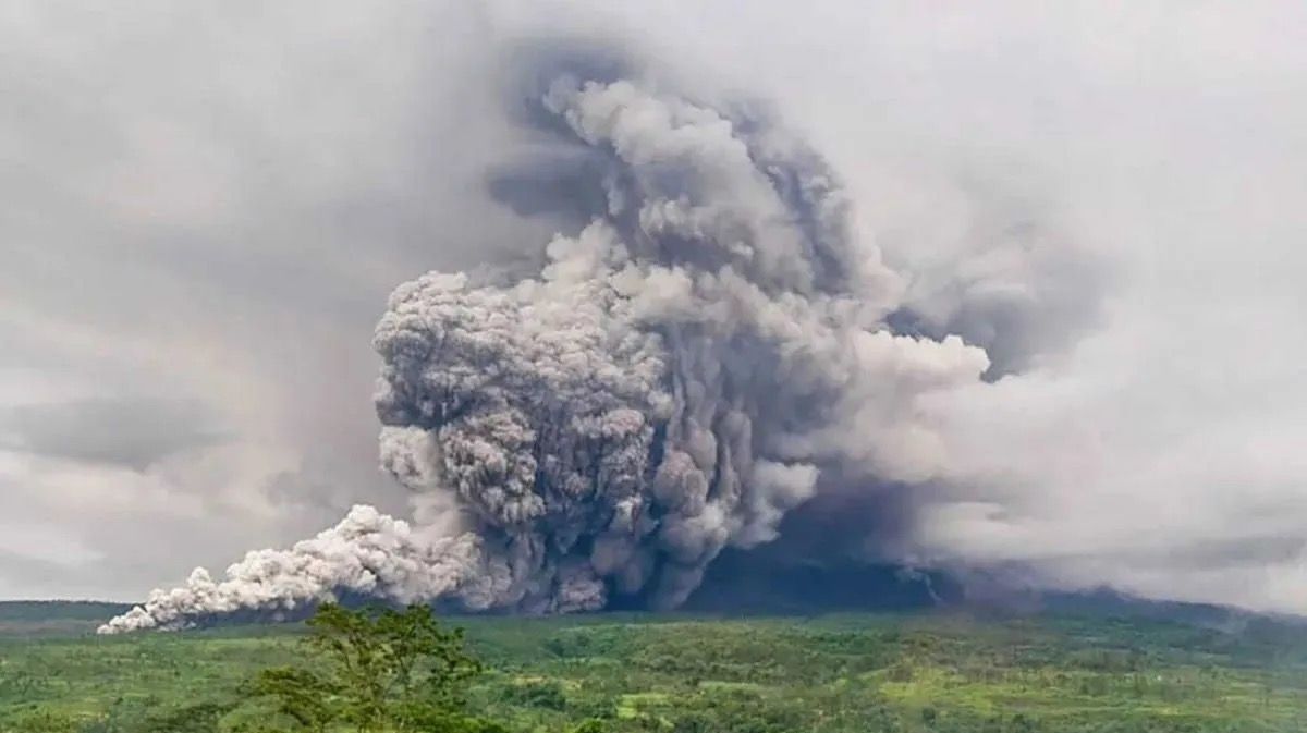 Luncuran awan panas akibat erupsi Gunung Semeru di Lumajang, Jawa Timur, Rabu, 19 November 2025. <b>(Antara)</b>