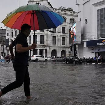 Cuaca Ekstrem Ancam Kota-Kota Besar, BMKG Ingatkan Potensi Hujan dan Petir