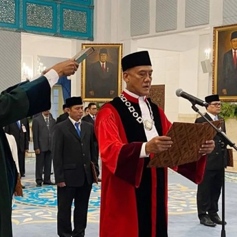 Prabowo Saksikan Pelantikan Liliek Prisbawono Adi sebagai Hakim MK