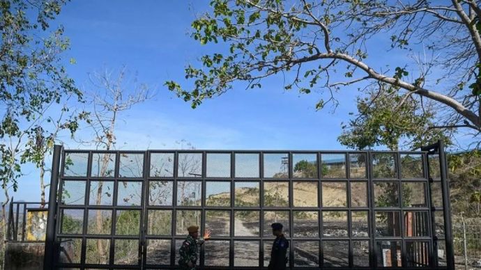 Prajurit TNI-Polri berjaga di gerbang perbatasan Indonesia-Timor Leste, Pos Lintas Batas Negara (PLBN) Napan, Kabupaten Timor Tengah Utara, NTT, Rabu, 2 Oktober 2024.
