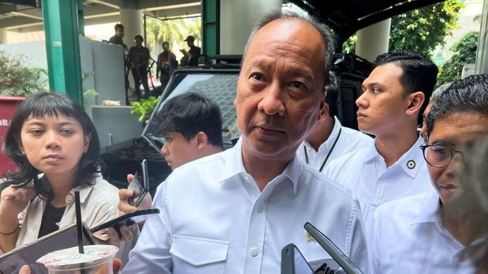 Menteri Perindustrian (Menperin) Agus Gumiwang Kartasasmita menjawab pertanyaan awak media ditemui usai penandatanganan Nota Kesepahaman antara Kementerian Koordinator Bidang Infrastruktur dan Pembangunan Kewilayahan (Kemenko IPK) bersama Kementerian Transmigrasi dan Kementerian Perindustrian di Kantor Kemenko IPK di Jakarta, Jumat, 26 September 2025.
