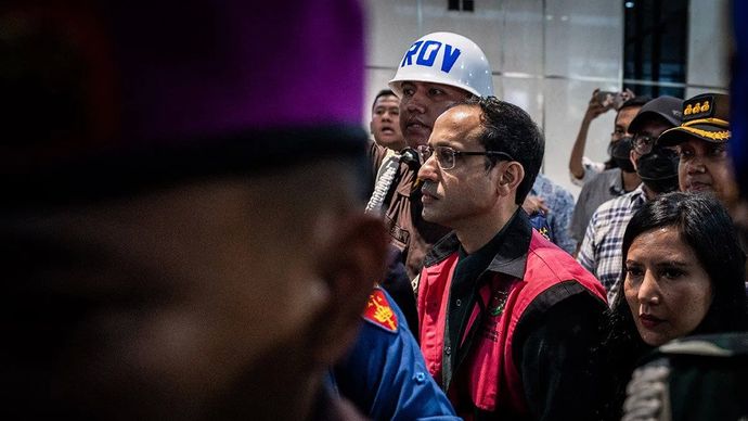 Arsip foto - Mantan Menteri Pendidikan, Kebudayaan, Riset dan Teknologi (Mendikbudristek) 2019-2024 Nadiem Makarim (tengah) menggunakan rompi tahanan berjalan keluar usai pemeriksaan di Jampidsus, Kejaksaan Agung, Jakarta, Kamis (4/9/2025).
