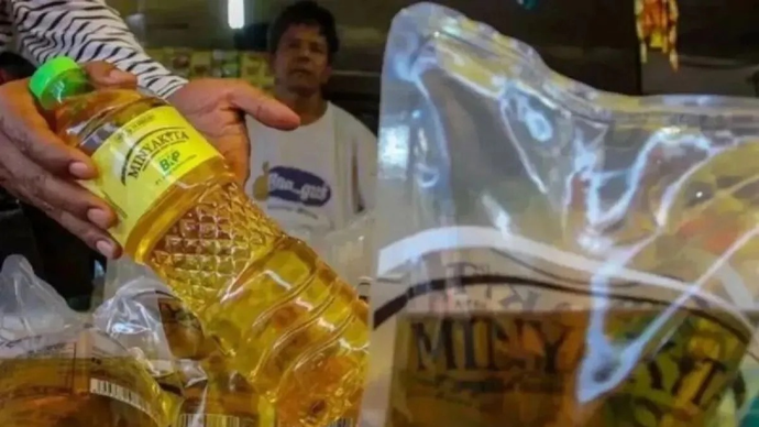 Arsip foto - Pedagang memperlihatkan minyak goreng kemasan bersubsidi Minyakita di salah satu pasar tradisional di Pekanbaru, Riau. (ANTARA FOTO/Rony Muharrman)