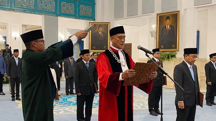 Presiden Prabowo Subianto menyaksikan pengucapan sumpah Liliek Prisbawono Adi sebagai Hakim Mahkamah Konstitusi (MK) di Istana Negara, Jakarta, Jumat (10/4/2026). ANTARA/Maria Cicilia Galuh/am.