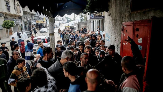 Arsip - Warga Palestina, termasuk anak-anak, antre membeli roti di kawasan permukiman Rimal, Kota Gaza, Palestina, 8 April 2026. (ANTARA/Saeed M. M. T. Jaras/Anadolu/pri.)