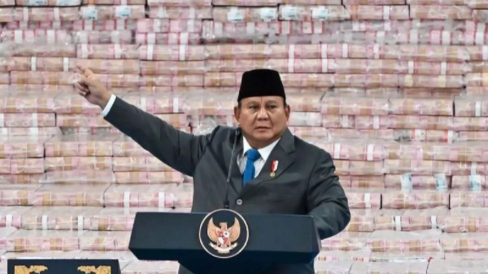 Arsip - Presiden Prabowo Subianto menyampaikan pidato pada kegiatan Penyerahan Denda Administratif dan Penyelamatan Keuangan Negara serta Penguasaan Kembali Kawasan Hutan Tahap VI di Gedung Bundar Kejaksaan Agung di Jakarta, Jumat (10/4/2026). Kejaks
