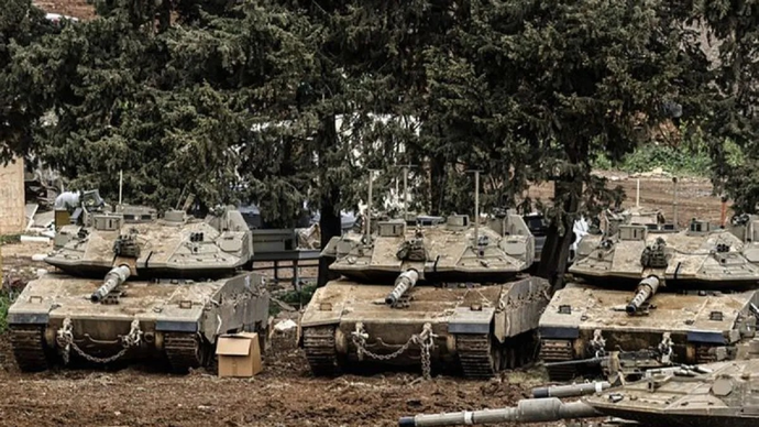 Arsip - Kendaraan militer dan tank Israel ditempatkan di dekat perbatasan Lebanon di Israel utara pada Sabtu (14/3/2026). (ANTARA/Tsafrir Abayov/Anadolu/pri)