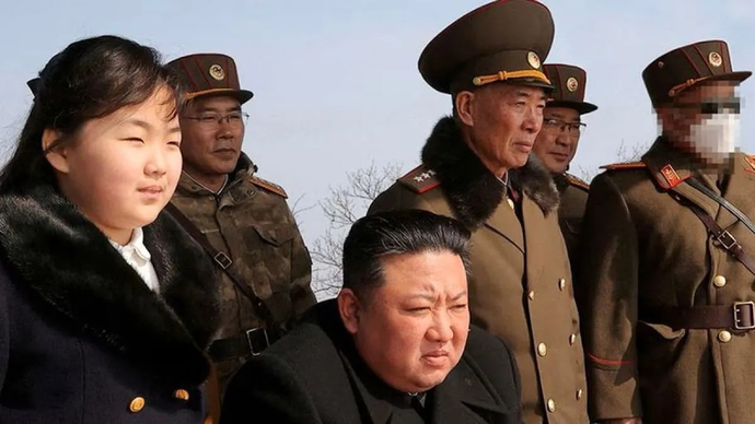 Arsip - Pemimpin Korea Utara Kim Jong Un (tengah) dan putrinya Kim Ju Ae (kiri) menyaksikan uji coba peluncuran rudal di lokasi rahasia dalam foto yang dirilis Kantor Berita Pusat Korea Utara (KCNA), 20 Maret 2023. (ANTARA/KCNA via REUTERS/as/am)