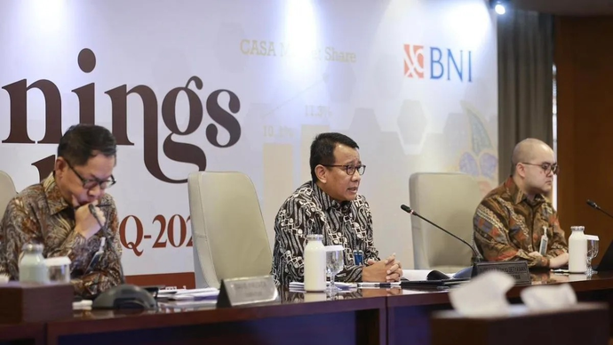 Dokumentasi - Direktur Utama BNI Putrama Wahju Setyawan (tengah). (ANTARA/HO-BNI)