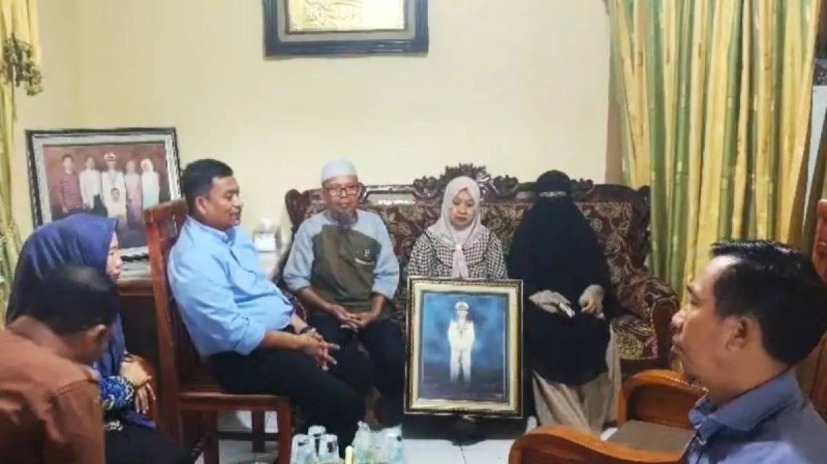Tangkapan Layar - Camat Pattallassang Andi Pangeran (tiga kiri) didampingi stafnya berbincang dengan pihak keluarga Ashari Samadikun Kapten Kapal Tanker Honour 25 yang menjadi korban penyanderaan perompak Somalia di kediaman korban Desa Paccellekang, <b>(Antara)</b>