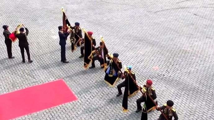 Presiden Joko Widodo menganugerahi Tanda Kehormatan Nugraha Sakanti kepada tujuh satuan kerja di lingkup instansi Polri, bertempat di Mako Brimob, Kelapa Dua, Depok, Jawa Barat, Senin (14/10/2024).