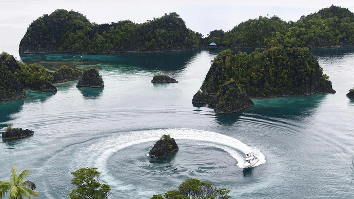  Perahu boat melintasi kawasan wisata Piaynemo di Raja Ampat, Papua Barat. 