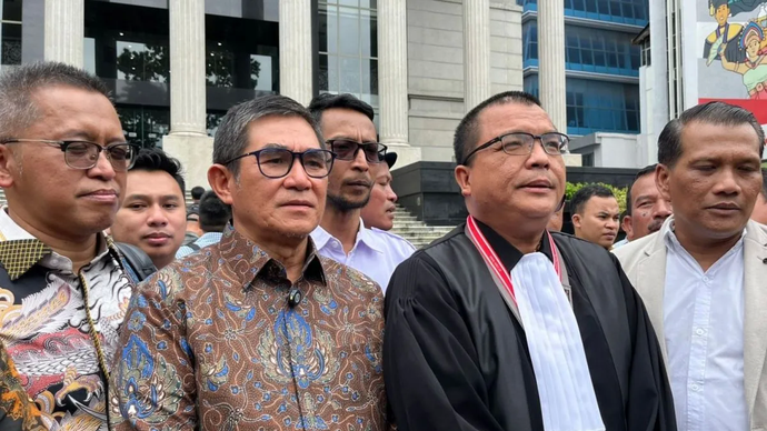 Tim kuasa hukum Pasangan Calon Gubernur dan Wakil Gubernur Jawa Tengah Nomor Urut 2 Ahmad Luthfi dan Taj Yasin saat ditemui di halaman Gedung Mahkamah Konstitusi, Jakarta, Senin (20/1/2025). 