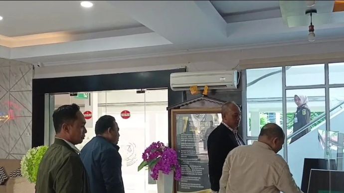 GM dan Manajer PT Pelindo Regional II Bengkulu saat tiba di Kantor Kejaksaan Tinggi Bengkulu untuk melakukan pemeriksaan terkait kasus korupsi tambang batu bara di wilayah tersebut, Kamis, 31 Juli 2025.