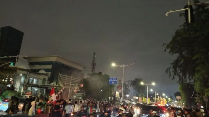 Ratusan pengunjuk rasa berkerumun di persimpangan Jalan Otto Iskandar Dinata (Otista) - Jalan Otista III, Kecamatan Jatinegara, Jakarta Timur, Jumat, 29 Agustus 2025 Malam.