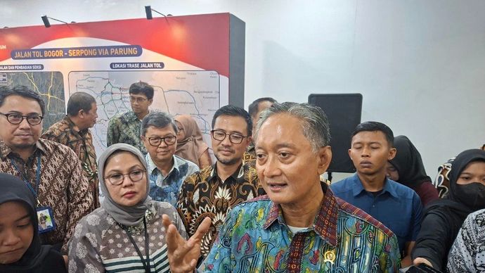 Menteri Pekerjaan Umum (PU) Dody Hanggodo menjawab pertanyaan wartawan usai Penandatanganan Perjanjian Pengusahaan Jalan Tol, Perjanjian Penjaminan dan Perjanjian Regres Jalan Tol Bogor-Serpong via Parungdi Kementerian PU, di Jakarta, Jumat, 3 Oktober 2025.