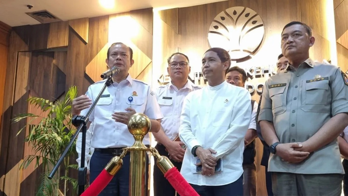 (Ki-ka) Kepala BMKG Teuku Faisal Fathani, Menteri Kehutanan Raja Juli Antoni, dan Deputi Bidang Penanganan Darurat BNPB Budi Irawan dalam konferensi pers rapat koordinasi kebakaran hutan dan lahan, di Jakarta, Senin (6/4/2026). ANTARA/Anita Permata Dewi