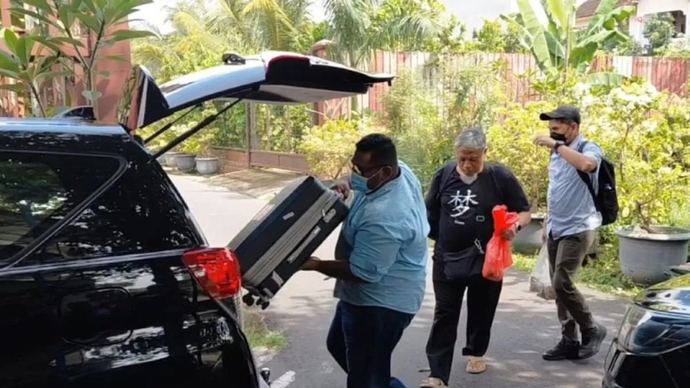 Tim penyidik KPK menggeledah rumah Direktur Utama Perumda Air Minum (PDAM) Tirta Taman Sari Kota Madiun, Suyoto, yang berada di Jalan Mangkuprajan, Kelurahan Demangan, Kecamatan Taman, Kota Madiun, Jawa Timur, Rabu (8/4/2026). ANTARA/Louis Rika