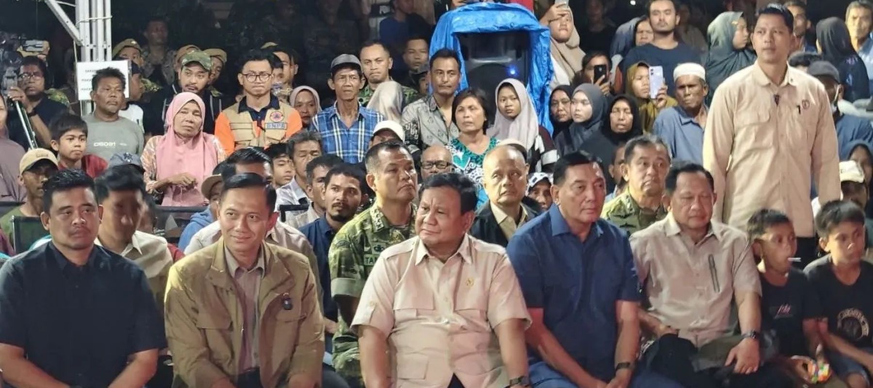 Presiden Prabowo Subianto saat tiba di posko pengungsian Batu Hula, Batang Toru, Tapanuli Selatan, Sumatera Utara.