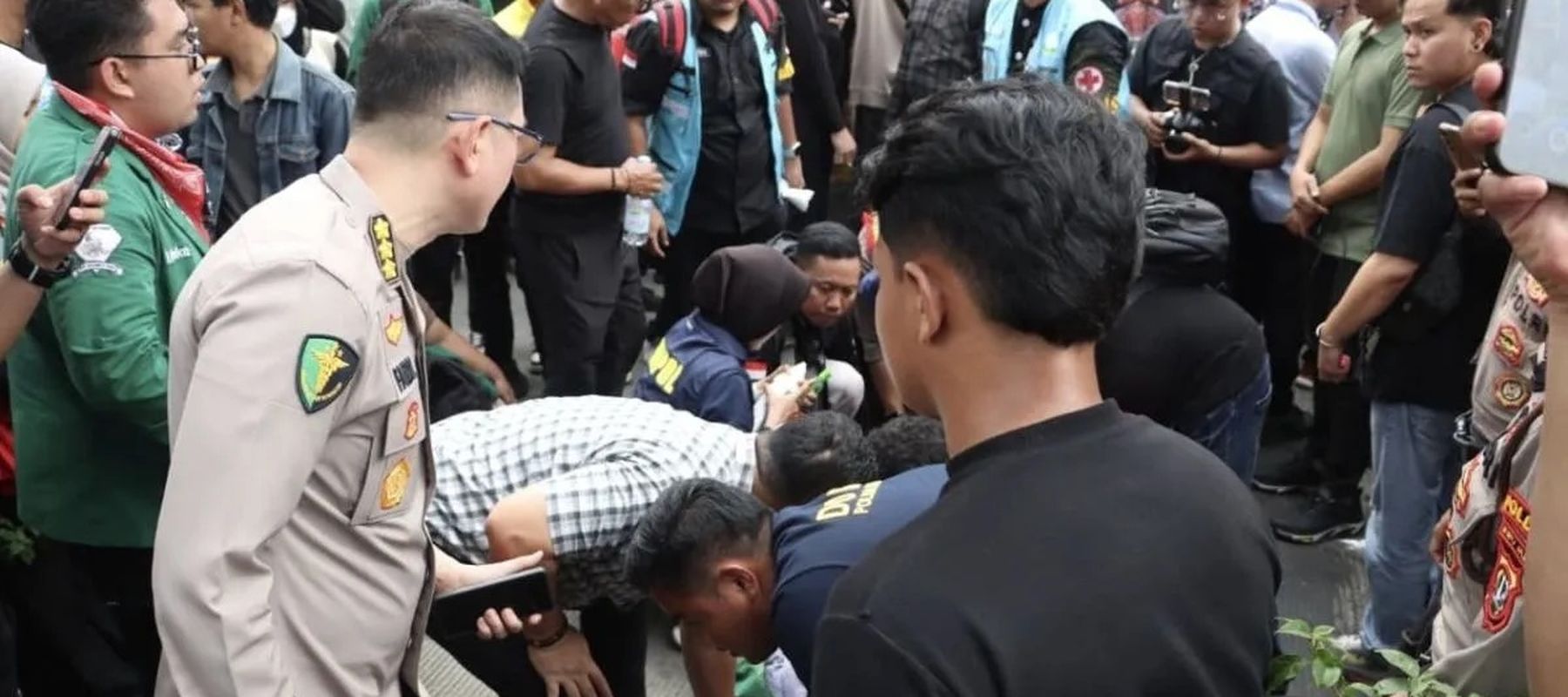 Tim medis Polda Metro Jaya mengevakuasi seorang mahasiswa berinisial AF (21) yang pingsan saat mengikuti aksi penyampaian pendapat di kawasan Dukuh Atas, Jalan MH Thamrin, Jakarta Pusat, Selasa, 18 Agustus 2026.