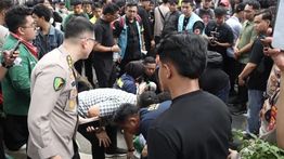Polisi Evakuasi Mahasiswa Pingsan Saat Demo di Jakpus