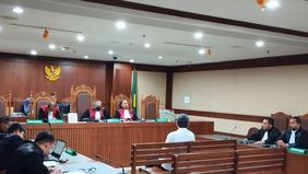 Alwin Albar, mantan Direktur Operasi Produksi PT Timah Tbk periode 2017 hingga 2020, dijatuhi hukuman penjara selama 10 tahun karena terbukti terlibat korupsi dalam pengelolaan tata niaga komoditas timah.