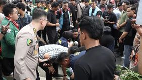 Seorang mahasiswa berinisial AF (21) pingsan ketika mengikuti aksi unjuk rasa di kawasan Dukuh Atas, Jalan MH Thamrin, Jakarta Pusat, Selasa, 18 Agustus 2026. 