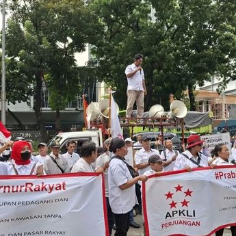 Pedagang Gelar Aksi Tolak Raperda Kawasan Tanpa Rokok di DPRD DKI Jakarta