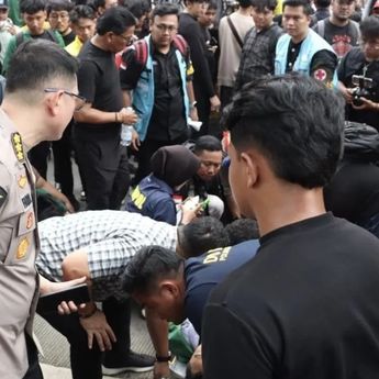 Polisi Evakuasi Mahasiswa Pingsan Saat Demo di Jakpus