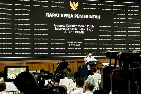 Presiden Prabowo Subianto memberikan taklimat di hadapan 800 pejabat negara mulai dari menteri sampai dengan eselon I kementerian/lembaga saat Rapat Kerja Pemerintah di Halaman Tengah Istana Kepresidenan, Jakarta, Rabu (8/4/2026). ANTARA/Genta Tenri 