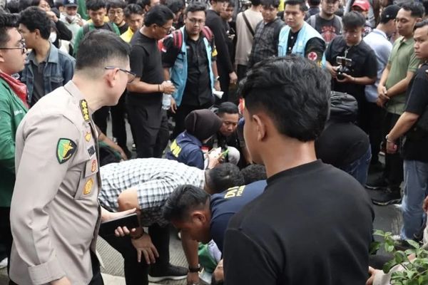 Tim medis Polda Metro Jaya mengevakuasi seorang mahasiswa berinisial AF (21) yang pingsan saat mengikuti aksi penyampaian pendapat di kawasan Dukuh Atas, Jalan MH Thamrin, Jakarta Pusat, Selasa, 18 Agustus 2026.