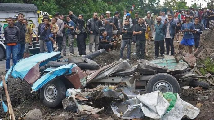 Angkot yang ditabrak truk di Purworejo, Jawa Tengah.