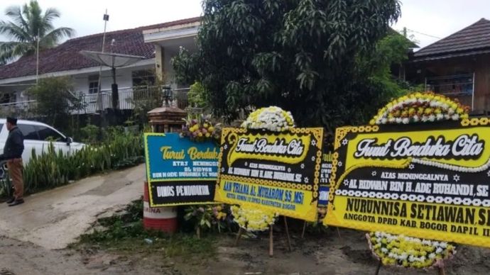 Situasi rumah duka Al Ridwan (22), putra Wakil Bupati Bogor Ade Ruhandi alias Jaro Ade, di Desa Cileuksa, Kecamatan Sukajaya, Kabupaten Bogor, Jawa Barat.