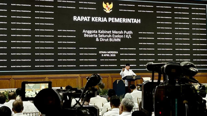 Presiden Prabowo Subianto memberikan taklimat di hadapan 800 pejabat negara mulai dari menteri sampai dengan eselon I kementerian/lembaga saat Rapat Kerja Pemerintah di Halaman Tengah Istana Kepresidenan, Jakarta, Rabu (8/4/2026). ANTARA/Genta Tenri Mawangi/aa.