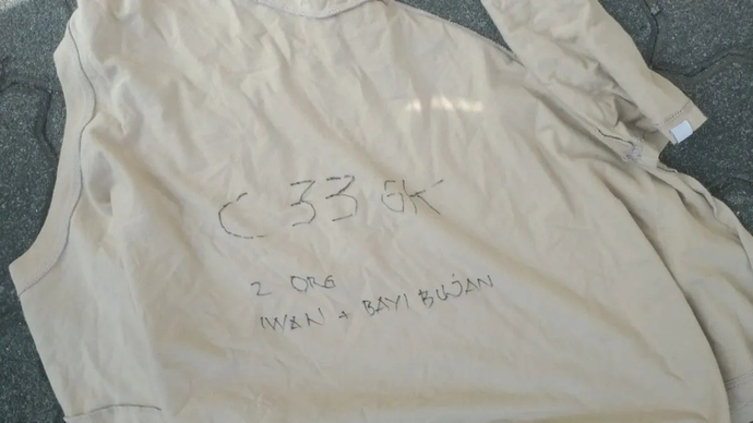 Penghuni Apartemen Mediterania, Tanjung Duren, Grogol Petamburan, Jakarta Barat, yang terjebak akibat kebakaran melempar sepotong baju berisi tulisan, Kamis (30/4/2026) pagi. ANTARA/Istimewa.